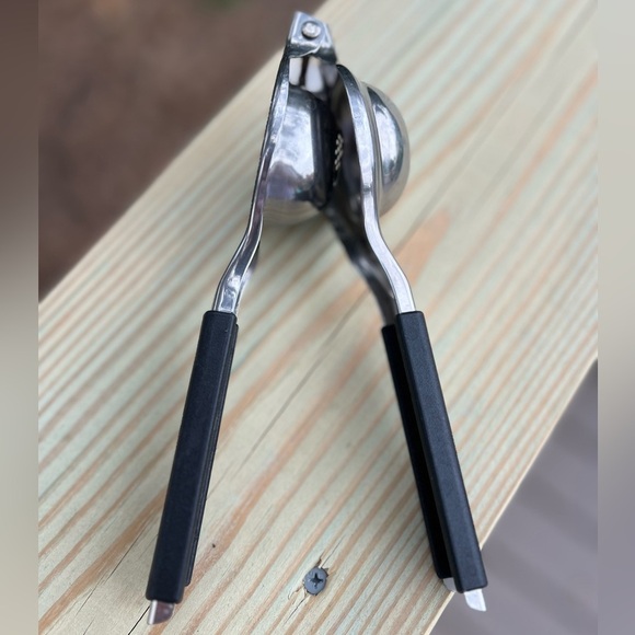 IKEA SYLVASS Lemon Squeezer - Durable Stainless Steel with Ergonomic Grip - Picture 4 of 14